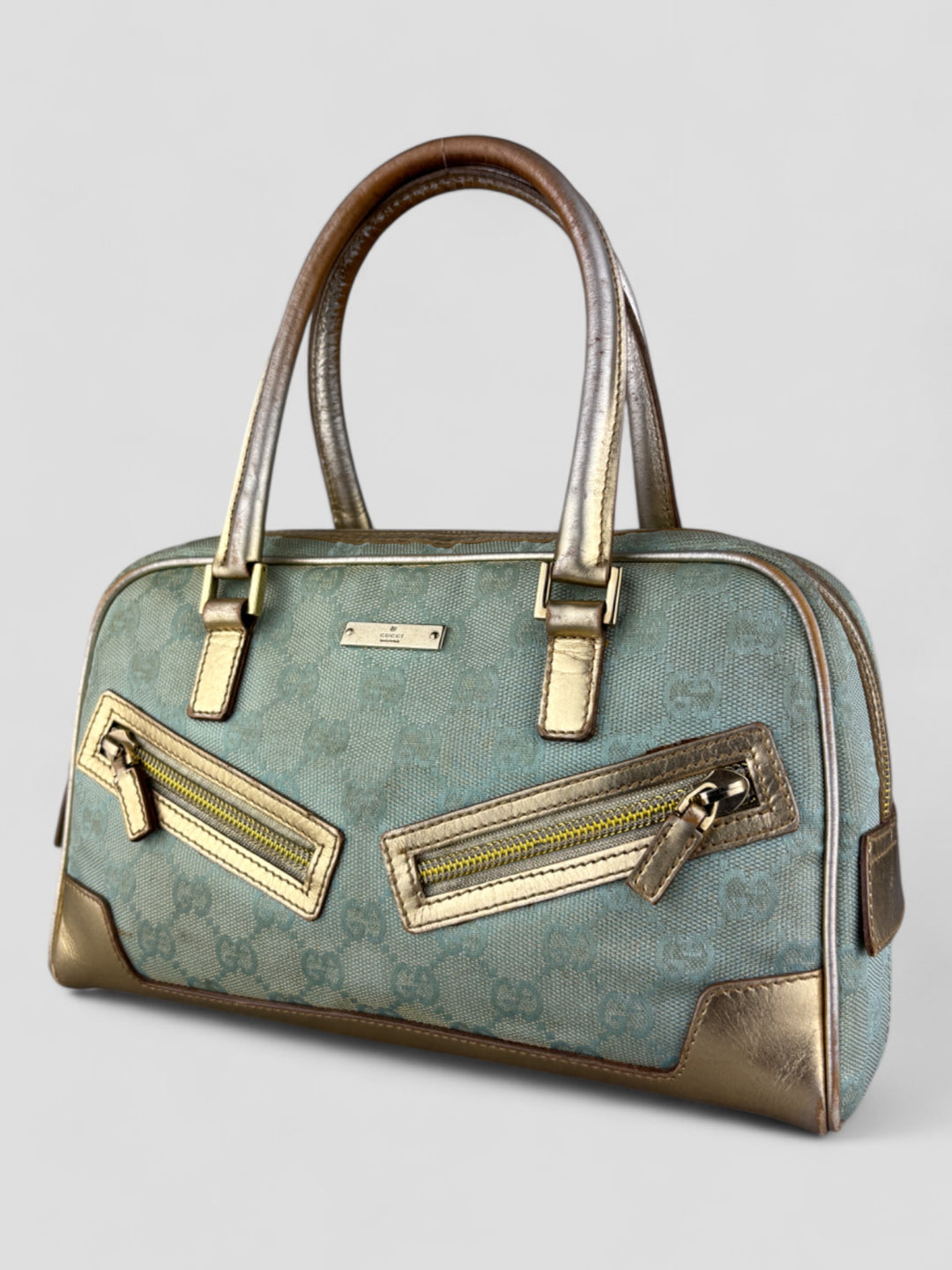 Gucci Vintage Tasche aus hellblauem Canvas mit goldfarbenen Akzenten und zwei markanten Reißverschlusstaschen auf der Vorderseite