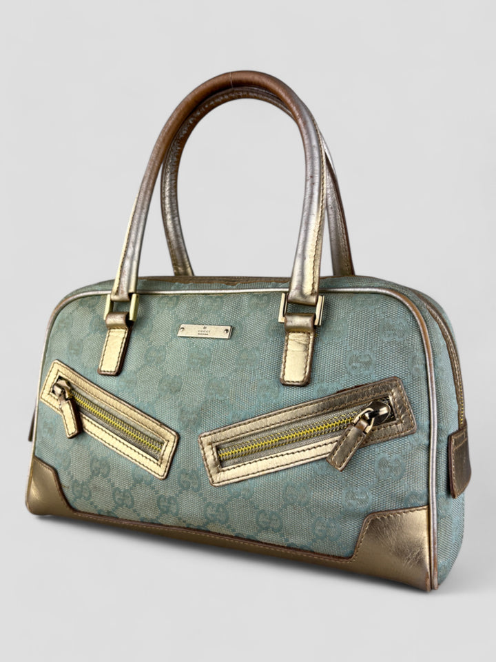 Gucci Vintage Tasche aus hellblauem Canvas mit goldfarbenen Akzenten und zwei markanten Reißverschlusstaschen auf der Vorderseite