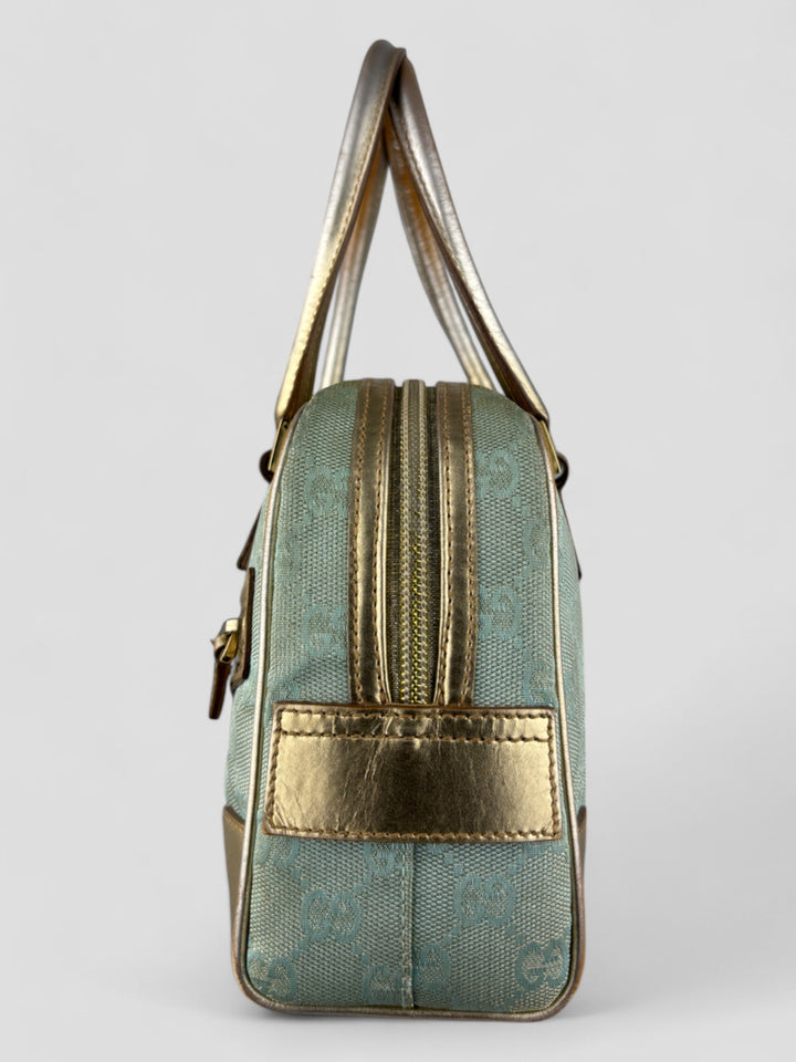 Gucci Vintage Tasche aus hellblauem Canvas mit goldfarbenen Akzenten und zwei markanten Reißverschlusstaschen auf der Vorderseite