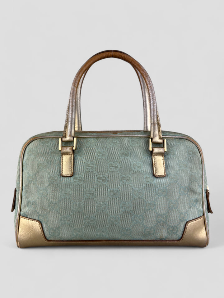 Gucci Vintage Tasche aus hellblauem Canvas mit goldfarbenen Akzenten und zwei markanten Reißverschlusstaschen auf der Vorderseite
