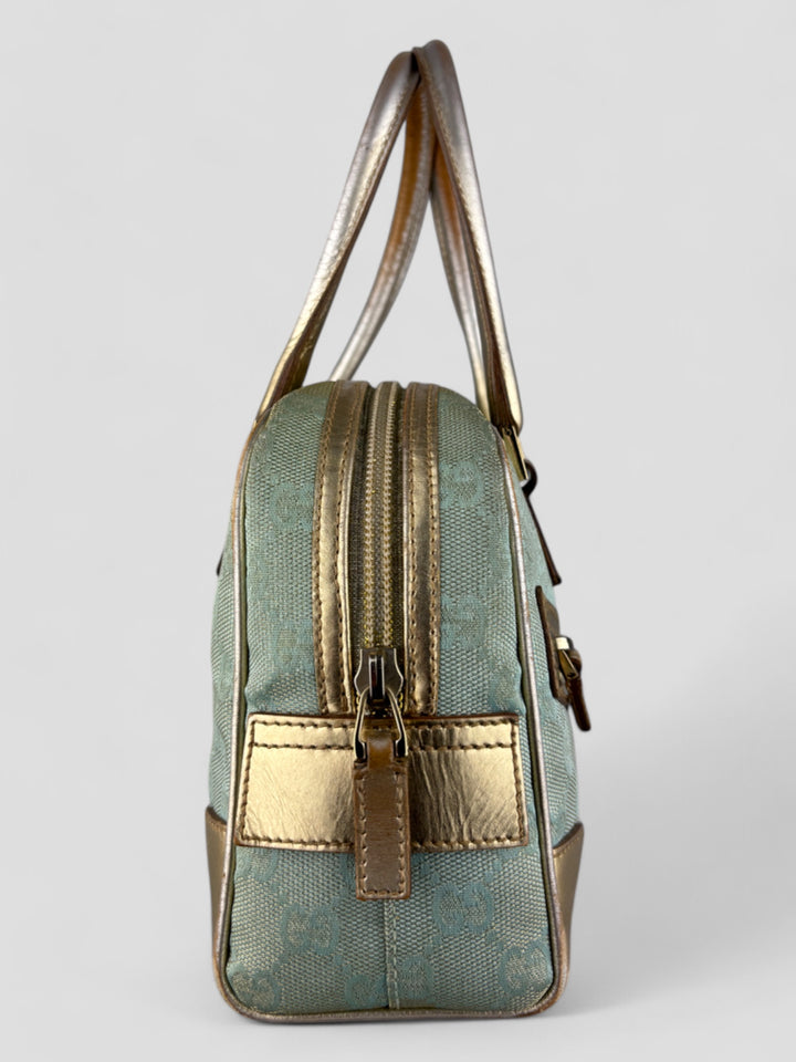 Gucci Vintage Tasche aus hellblauem Canvas mit goldfarbenen Akzenten und zwei markanten Reißverschlusstaschen auf der Vorderseite