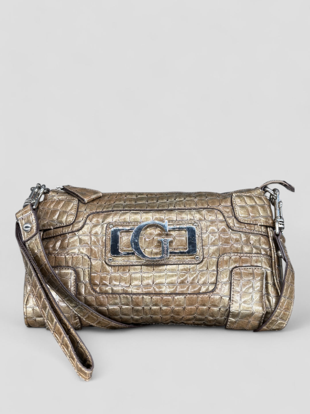 Guess Croco Schultertasche in schimmerndem Gold mit Kroko-Prägung, silbernem "G"-Logo und abnehmbarem Schulterriemen