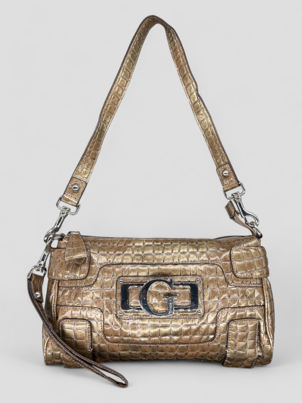 Guess Croco Schultertasche in schimmerndem Gold mit Kroko-Prägung, silbernem "G"-Logo und abnehmbarem Schulterriemen