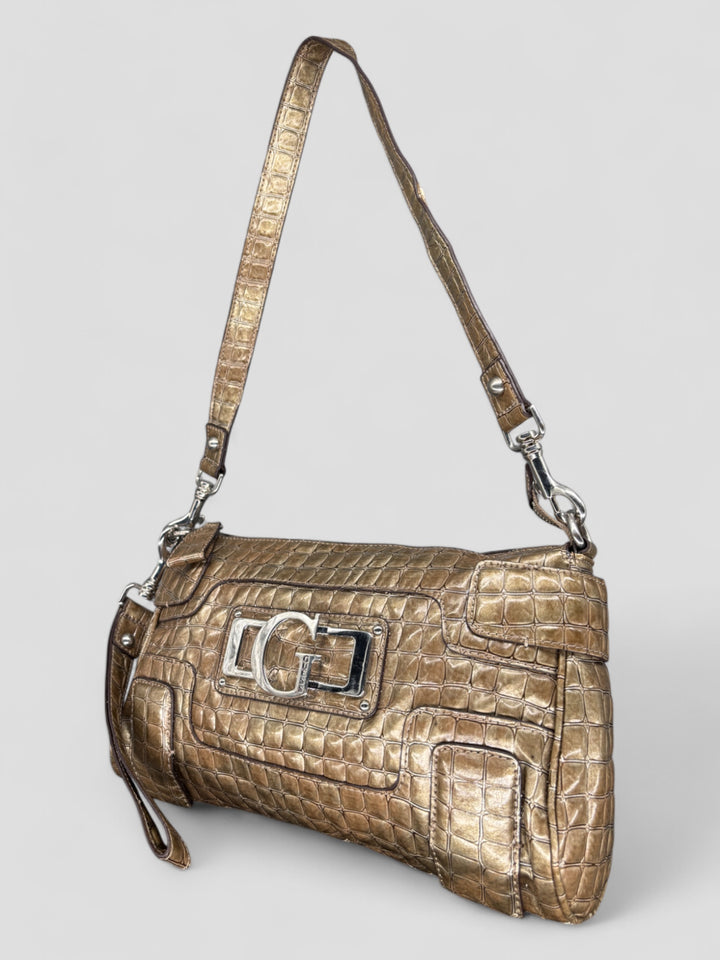 Guess Croco Schultertasche in schimmerndem Gold mit Kroko-Prägung, silbernem "G"-Logo und abnehmbarem Schulterriemen