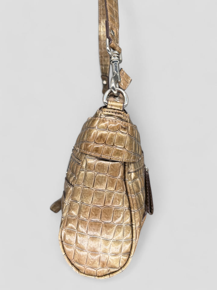 Guess Croco Schultertasche in schimmerndem Gold mit Kroko-Prägung, silbernem "G"-Logo und abnehmbarem Schulterriemen