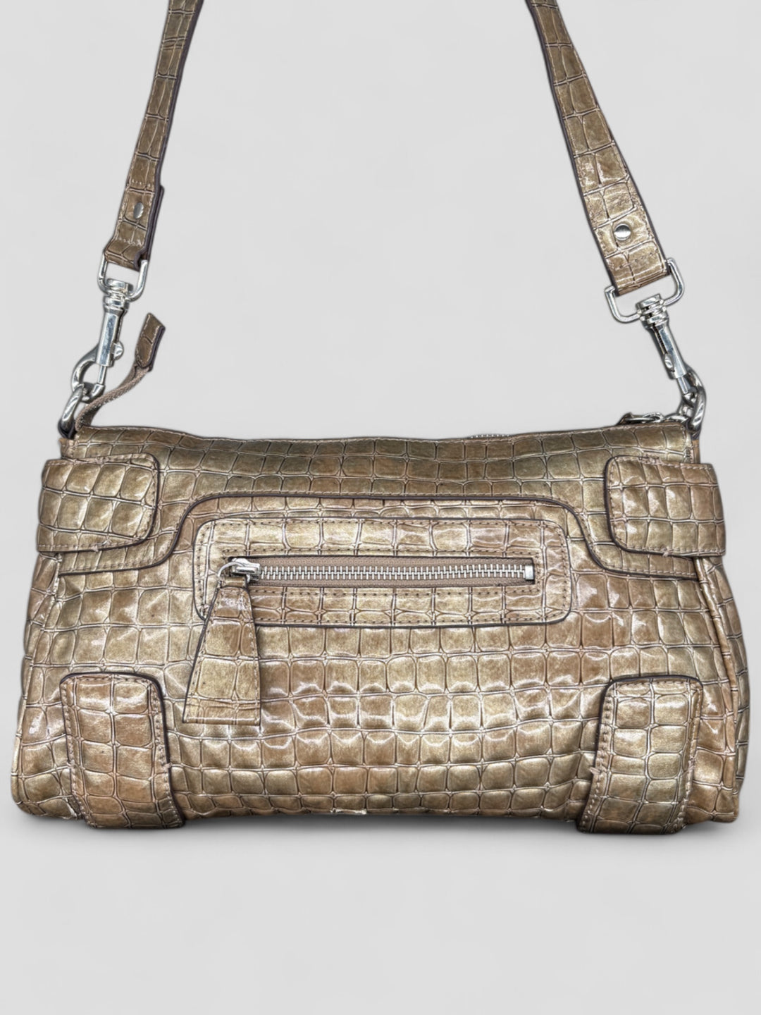 Guess Croco Schultertasche in schimmerndem Gold mit Kroko-Prägung, silbernem "G"-Logo und abnehmbarem Schulterriemen