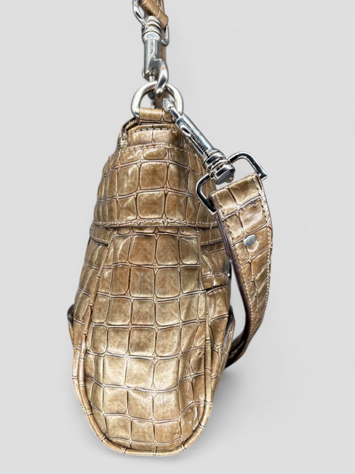 Guess Croco Schultertasche in schimmerndem Gold mit Kroko-Prägung, silbernem "G"-Logo und abnehmbarem Schulterriemen