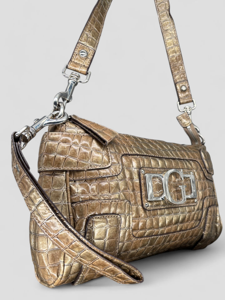 Guess Croco Schultertasche in schimmerndem Gold mit Kroko-Prägung, silbernem "G"-Logo und abnehmbarem Schulterriemen