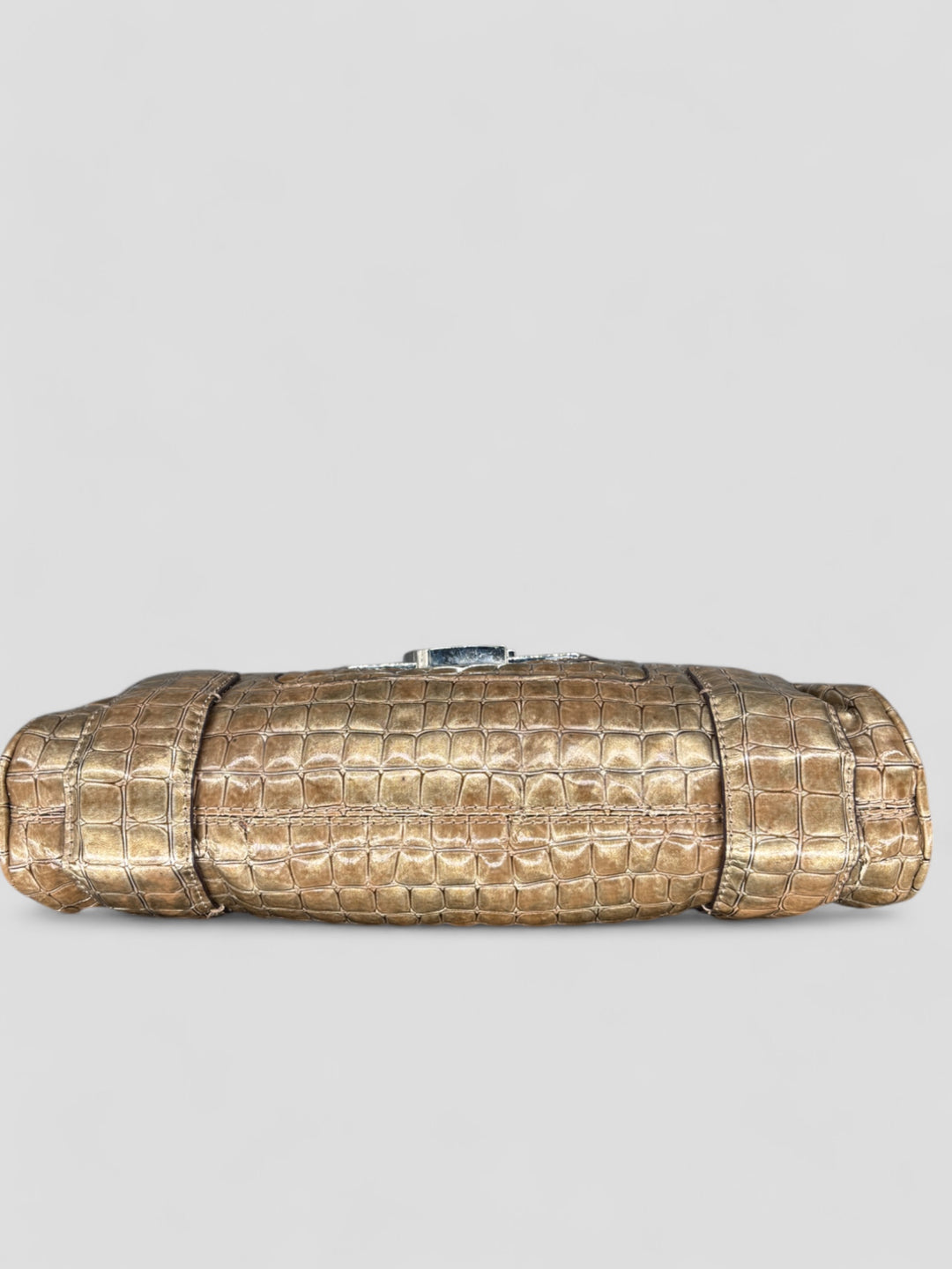 Guess Croco Schultertasche in schimmerndem Gold mit Kroko-Prägung, silbernem "G"-Logo und abnehmbarem Schulterriemen