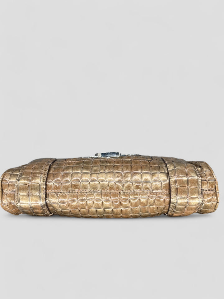 Guess Croco Schultertasche in schimmerndem Gold mit Kroko-Prägung, silbernem "G"-Logo und abnehmbarem Schulterriemen