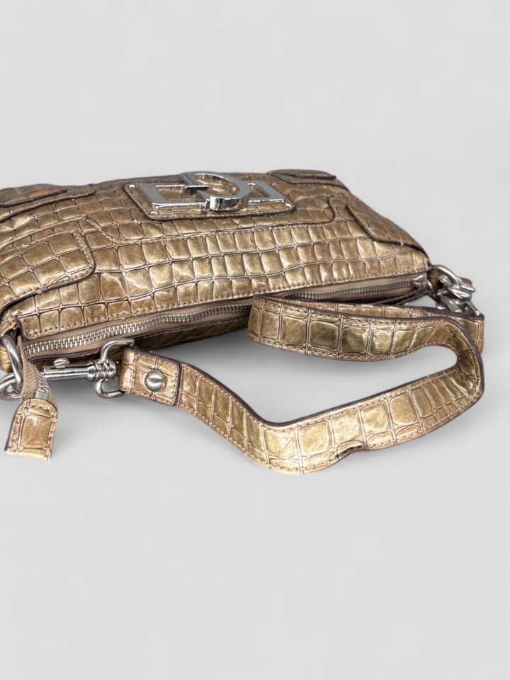 Guess Croco Schultertasche in schimmerndem Gold mit Kroko-Prägung, silbernem "G"-Logo und abnehmbarem Schulterriemen
