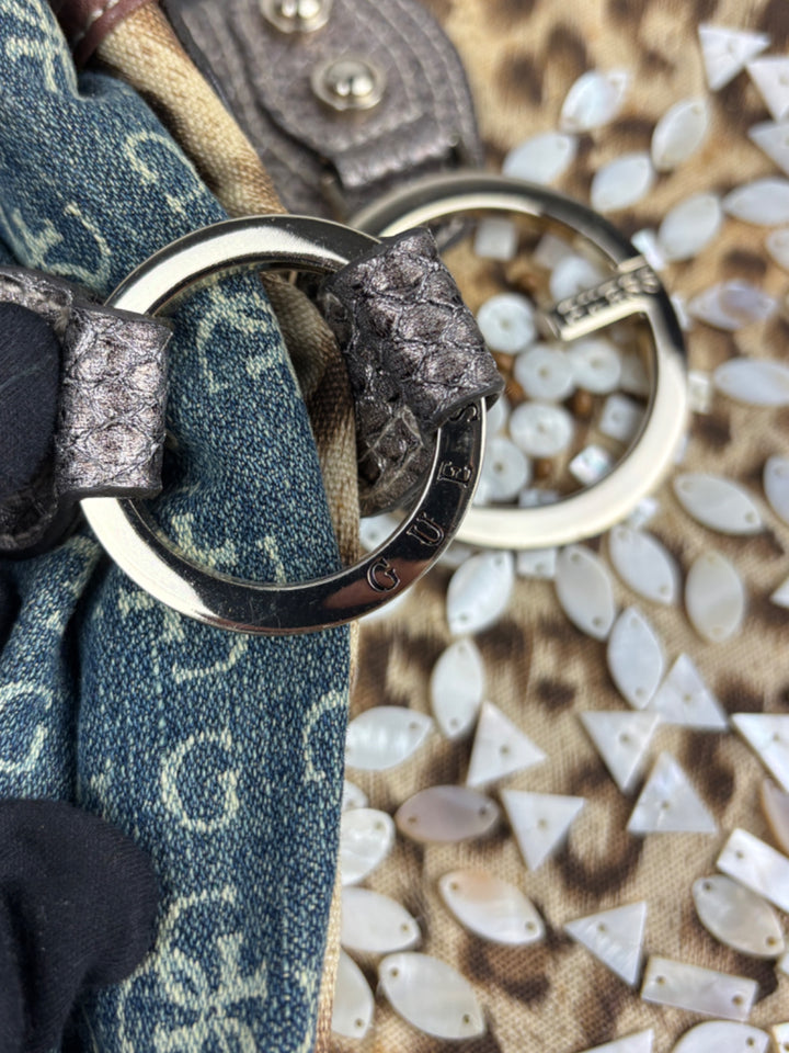Guess Jeans Flower Sack Schultertasche mit Denim-Look, Leopardenmuster, aufwendigen Perlendetails in Blütenform und geflochtenen Henkeln