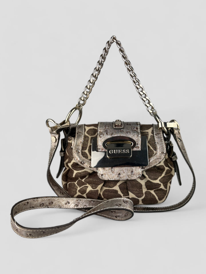 Guess Tasche mit Giraffen-Print und strukturiertem silberfarbenem Kunstleder, flexibel als Schulter- oder Umhängetasche tragbar, mit Kettenhenkel und abnehmbarem Schulterriemen