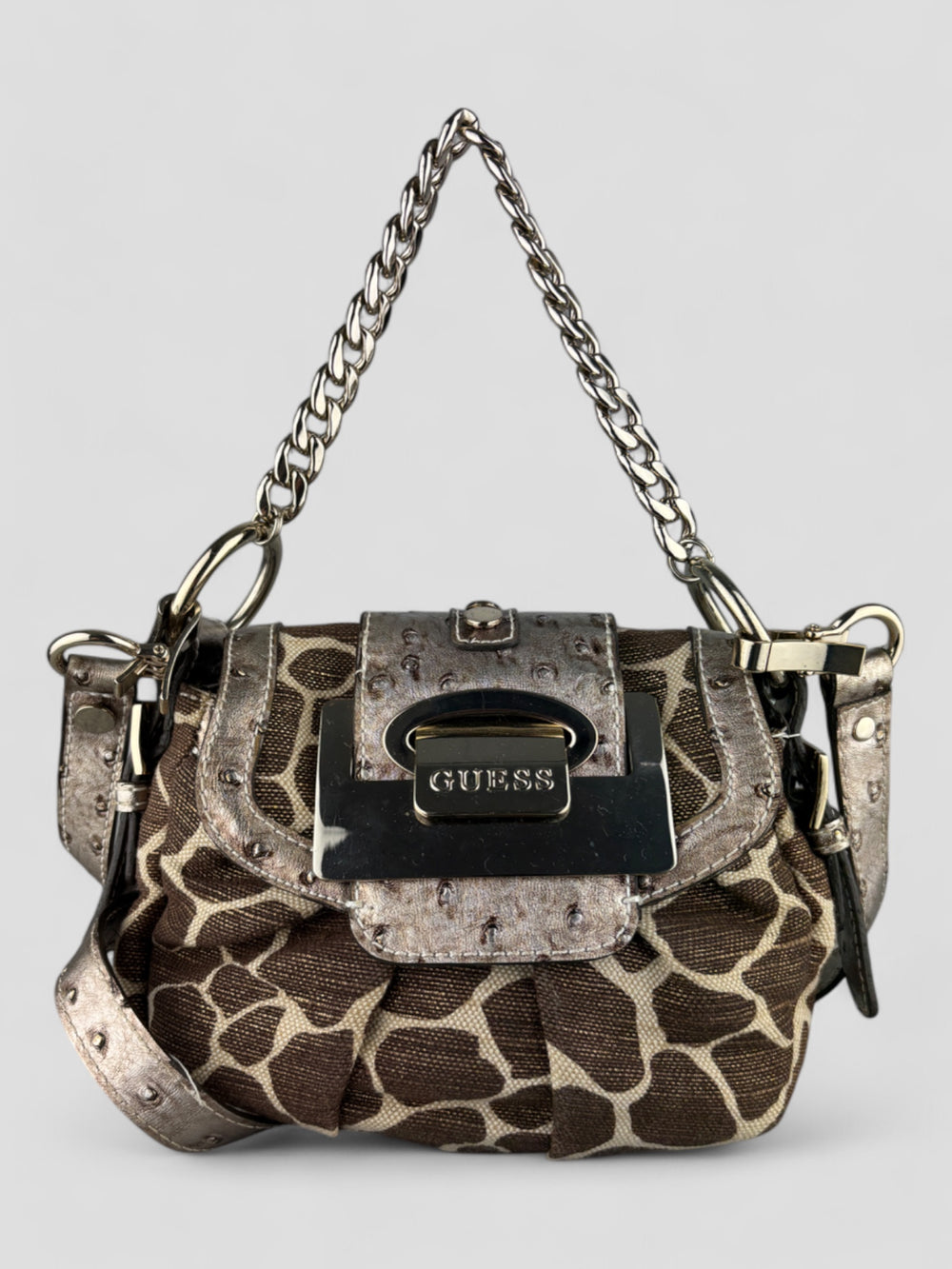 Guess Tasche mit Giraffen-Print und strukturiertem silberfarbenem Kunstleder, flexibel als Schulter- oder Umhängetasche tragbar, mit Kettenhenkel und abnehmbarem Schulterriemen