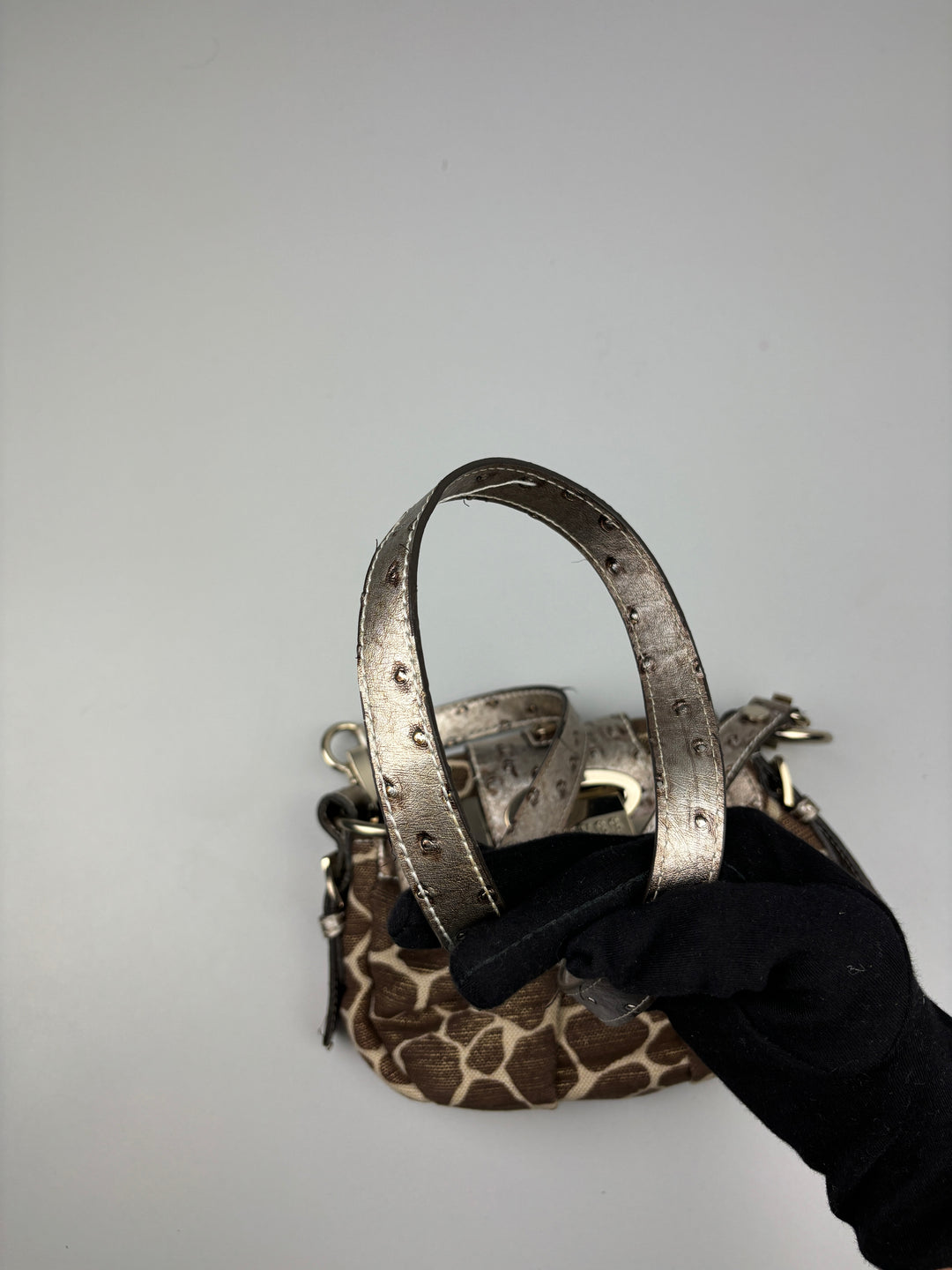 Guess Tasche mit Giraffen-Print und strukturiertem silberfarbenem Kunstleder, flexibel als Schulter- oder Umhängetasche tragbar, mit Kettenhenkel und abnehmbarem Schulterriemen