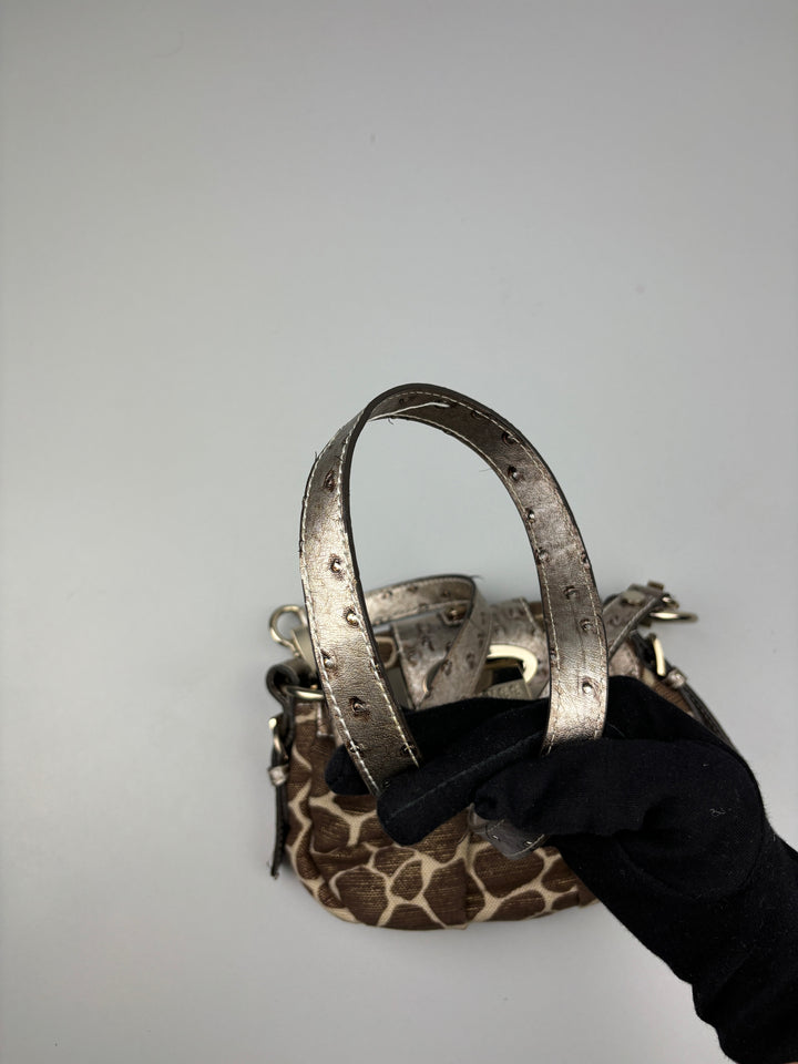 Guess Tasche mit Giraffen-Print und strukturiertem silberfarbenem Kunstleder, flexibel als Schulter- oder Umhängetasche tragbar, mit Kettenhenkel und abnehmbarem Schulterriemen
