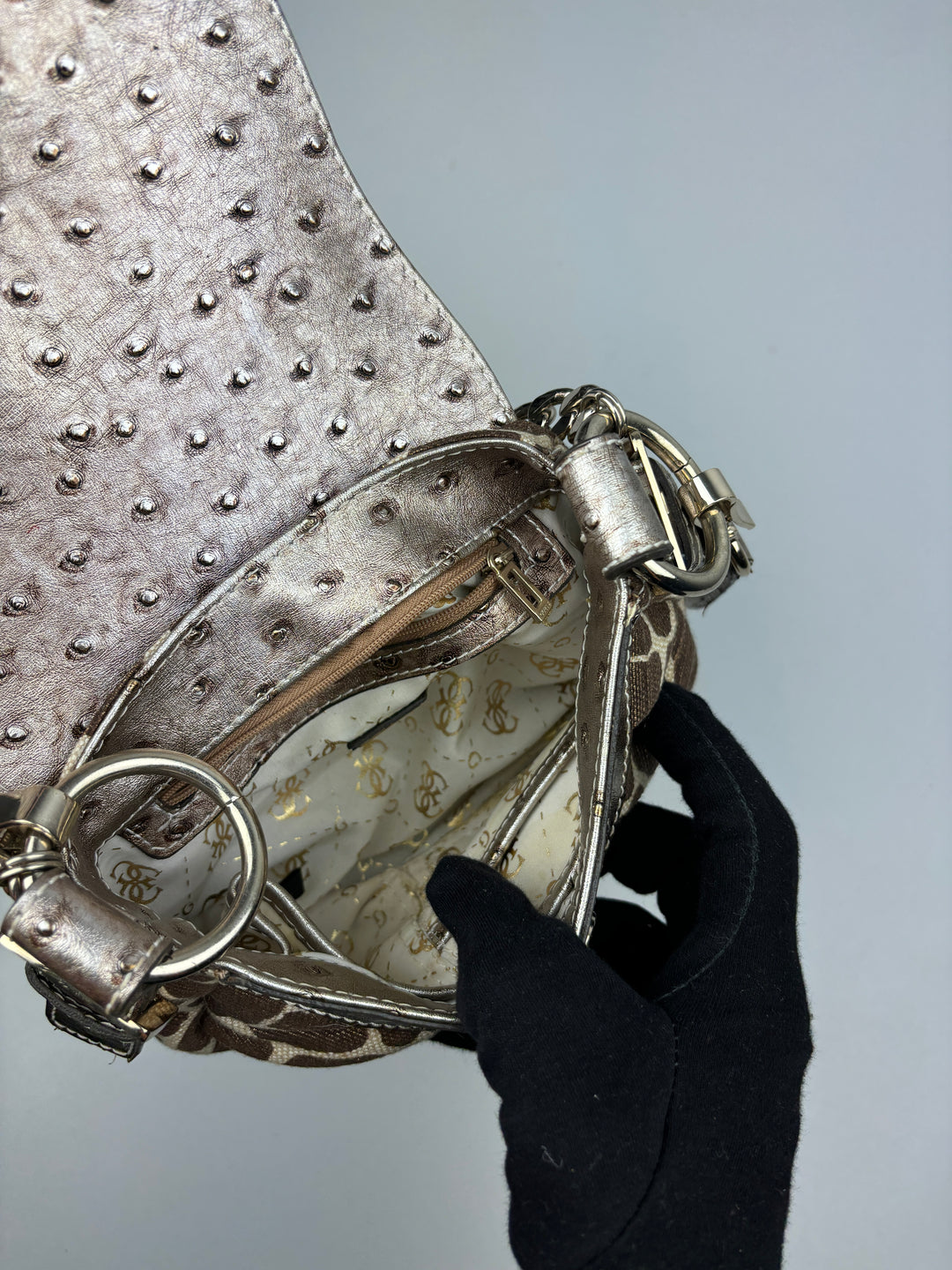 Guess Tasche mit Giraffen-Print und strukturiertem silberfarbenem Kunstleder, flexibel als Schulter- oder Umhängetasche tragbar, mit Kettenhenkel und abnehmbarem SchulterriemenGuess Tasche mit Giraffen-Print und strukturiertem silberfarbenem Kunstleder, flexibel als Schulter- oder Umhängetasche tragbar, mit Kettenhenkel und abnehmbarem Schulterriemen