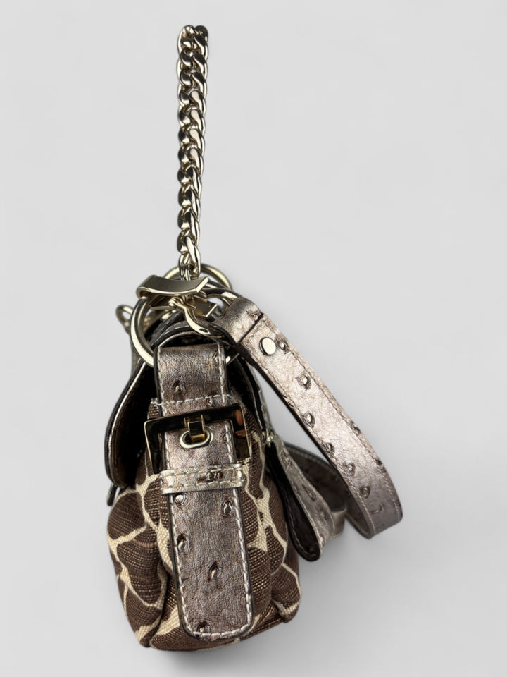 Guess Tasche mit Giraffen-Print und strukturiertem silberfarbenem Kunstleder, flexibel als Schulter- oder Umhängetasche tragbar, mit Kettenhenkel und abnehmbarem Schulterriemen