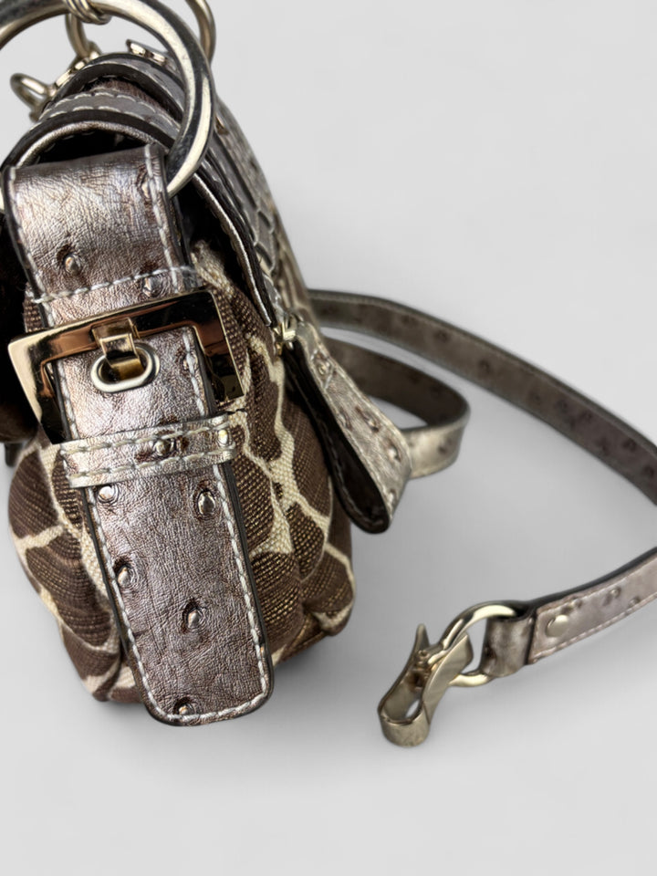 Guess Tasche mit Giraffen-Print und strukturiertem silberfarbenem Kunstleder, flexibel als Schulter- oder Umhängetasche tragbar, mit Kettenhenkel und abnehmbarem Schulterriemen