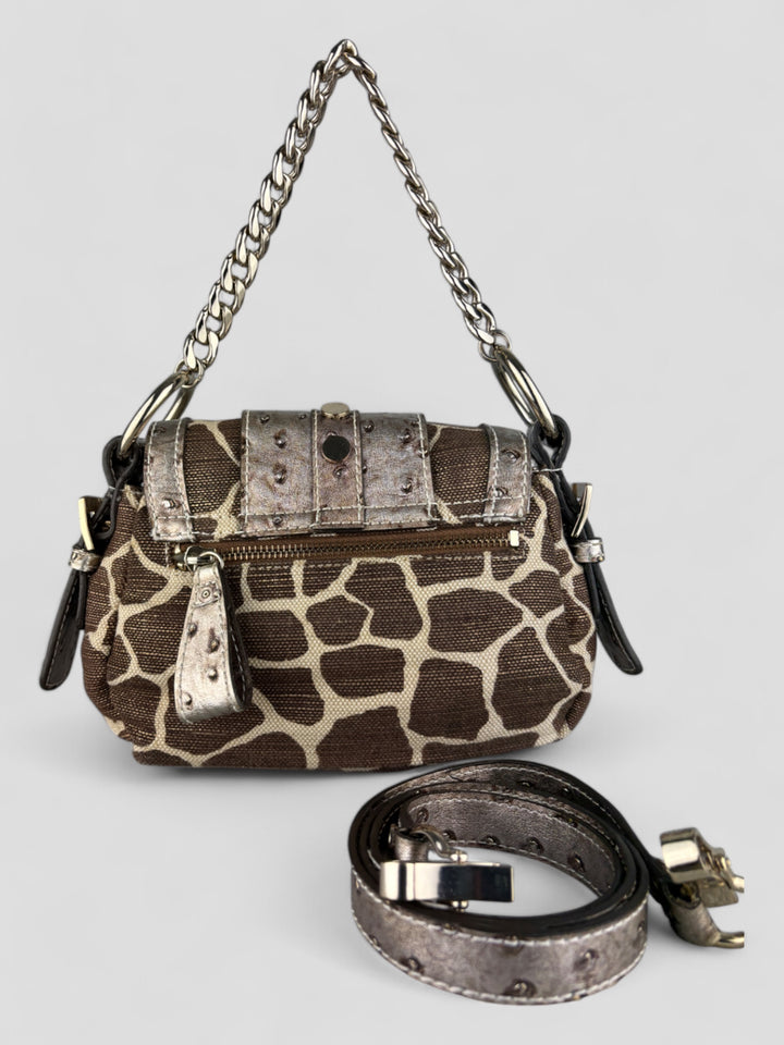 Guess Tasche mit Giraffen-Print und strukturiertem silberfarbenem Kunstleder, flexibel als Schulter- oder Umhängetasche tragbar, mit Kettenhenkel und abnehmbarem Schulterriemen