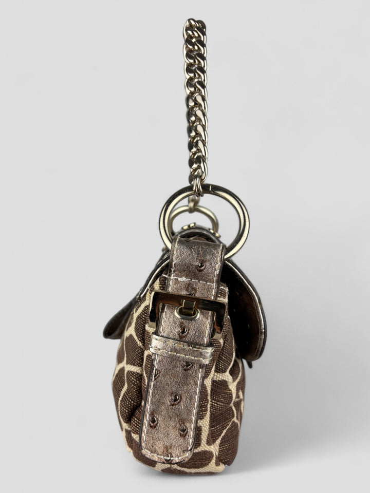 Guess Tasche mit Giraffen-Print und strukturiertem silberfarbenem Kunstleder, flexibel als Schulter- oder Umhängetasche tragbar, mit Kettenhenkel und abnehmbarem Schulterriemen