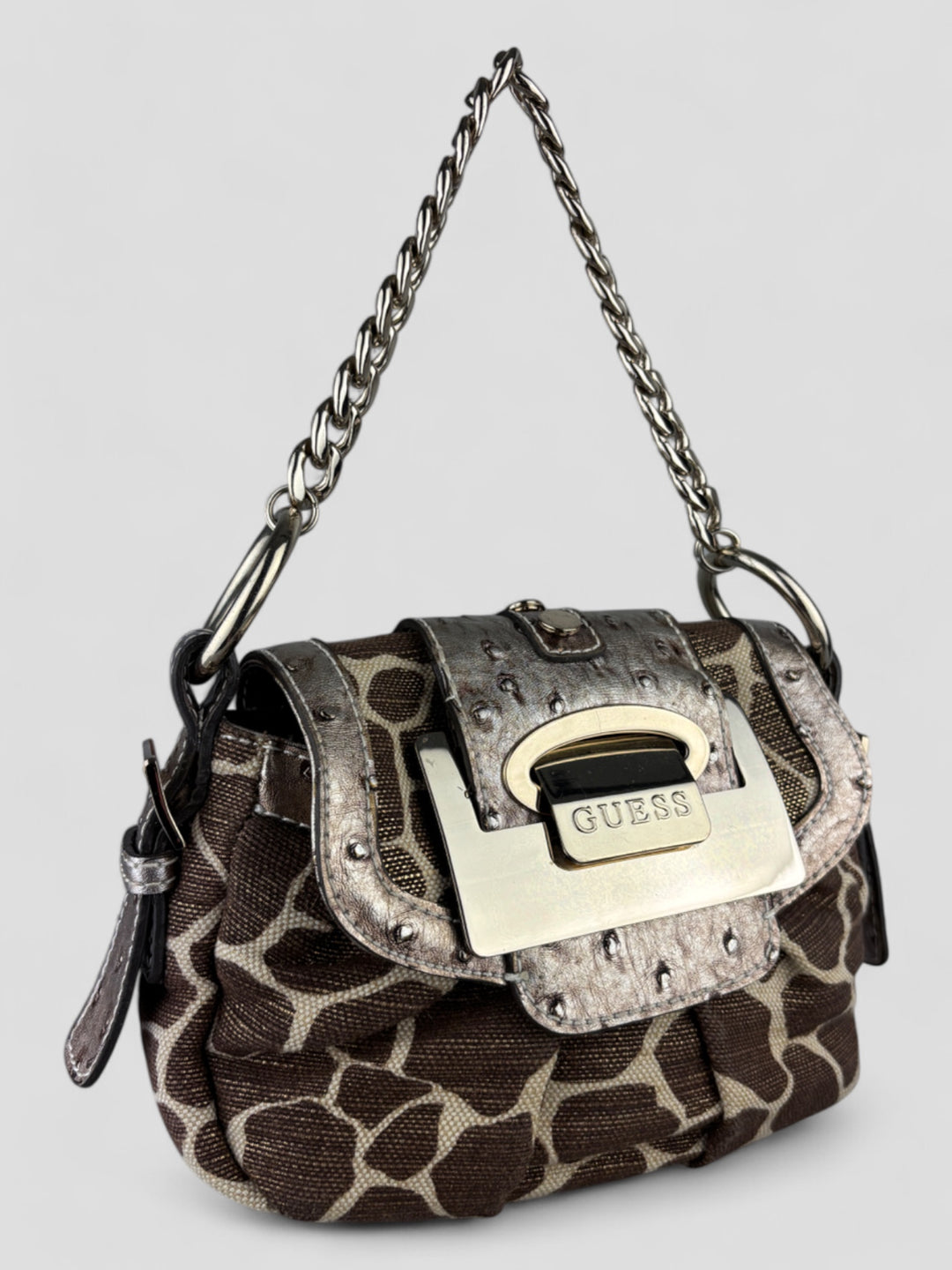 Guess Tasche mit Giraffen-Print und strukturiertem silberfarbenem Kunstleder, flexibel als Schulter- oder Umhängetasche tragbar, mit Kettenhenkel und abnehmbarem Schulterriemen