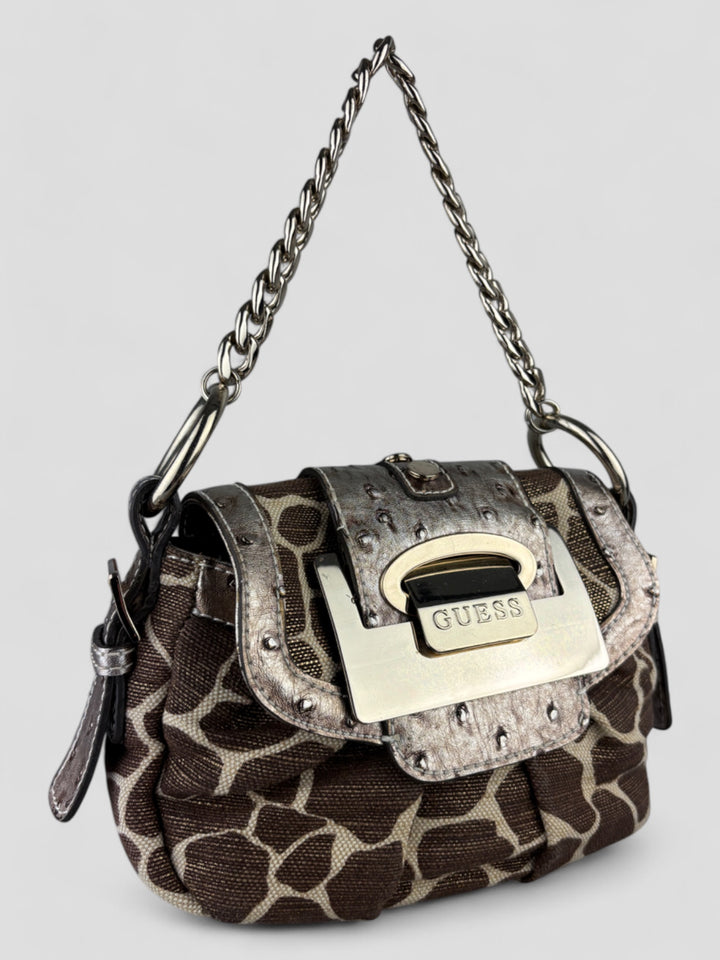 Guess Tasche mit Giraffen-Print und strukturiertem silberfarbenem Kunstleder, flexibel als Schulter- oder Umhängetasche tragbar, mit Kettenhenkel und abnehmbarem Schulterriemen