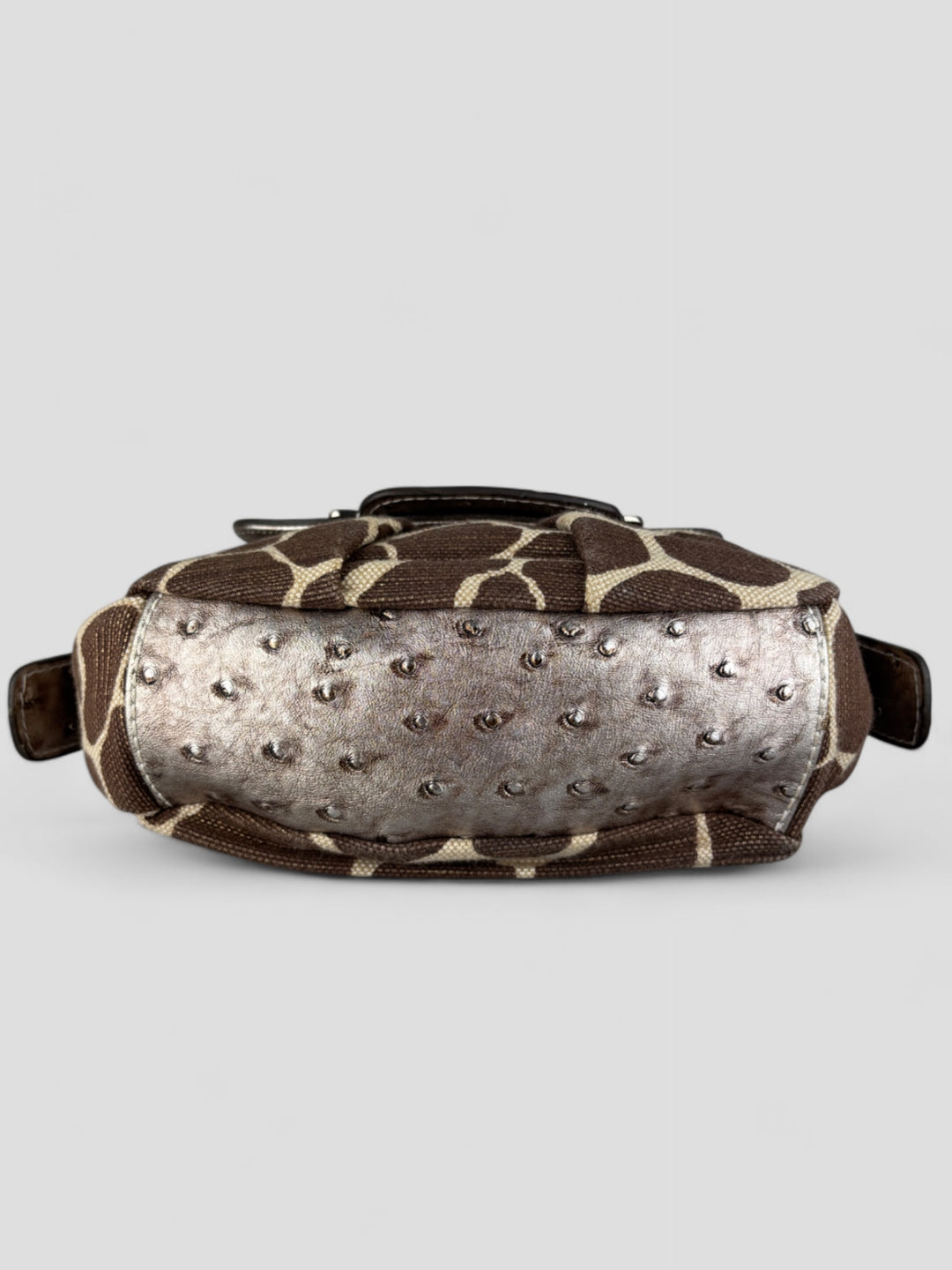 Guess Tasche mit Giraffen-Print und strukturiertem silberfarbenem Kunstleder, flexibel als Schulter- oder Umhängetasche tragbar, mit Kettenhenkel und abnehmbarem Schulterriemen