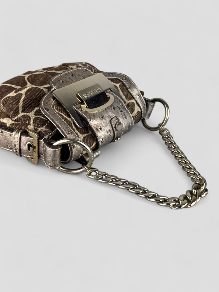 Guess Tasche mit Giraffen-Print und strukturiertem silberfarbenem Kunstleder, flexibel als Schulter- oder Umhängetasche tragbar, mit Kettenhenkel und abnehmbarem Schulterriemen