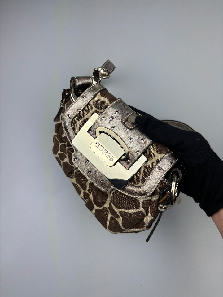 Guess Tasche mit Giraffen-Print und strukturiertem silberfarbenem Kunstleder, flexibel als Schulter- oder Umhängetasche tragbar, mit Kettenhenkel und abnehmbarem Schulterriemen