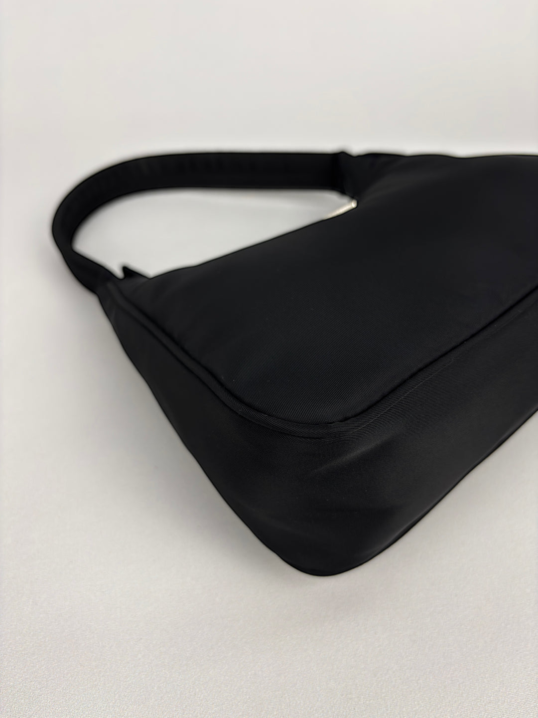 Prada Re-Edition 2000 Nylon Mini Hobo-Bag