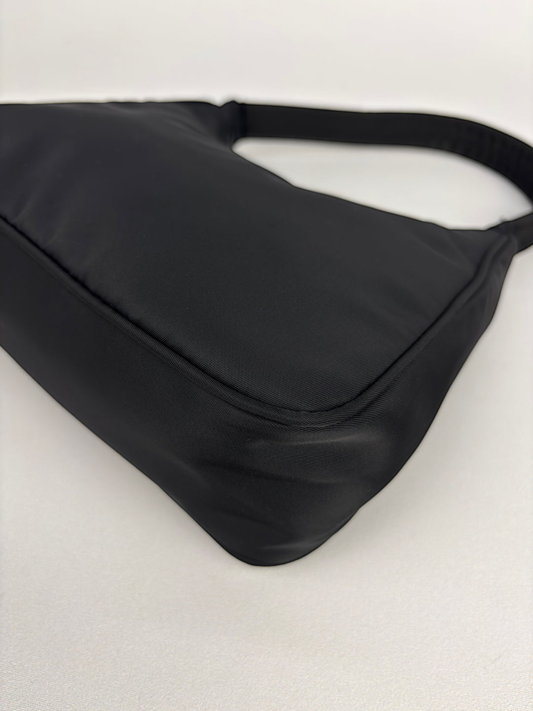 Prada Re-Edition 2000 Nylon Mini Hobo-Bag