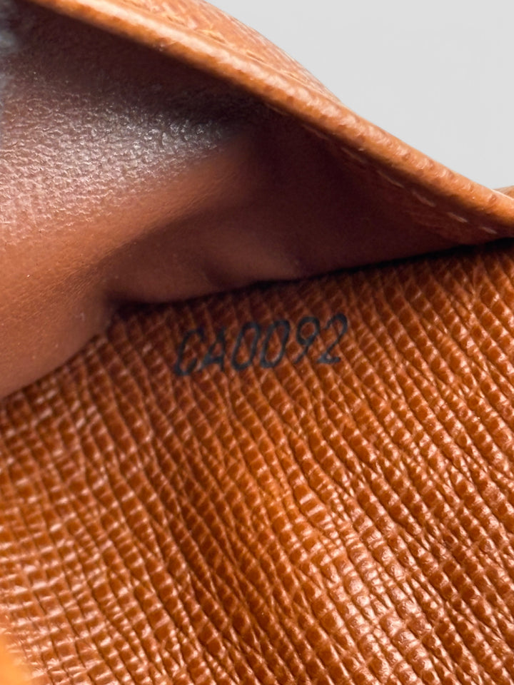 Louis Vuitton Compact Zip Portemonnaie in Monogram Canvas mit Reißverschluss, Druckknopf und durchdachter Innenaufteilung für Karten, Münzen und Geldscheine