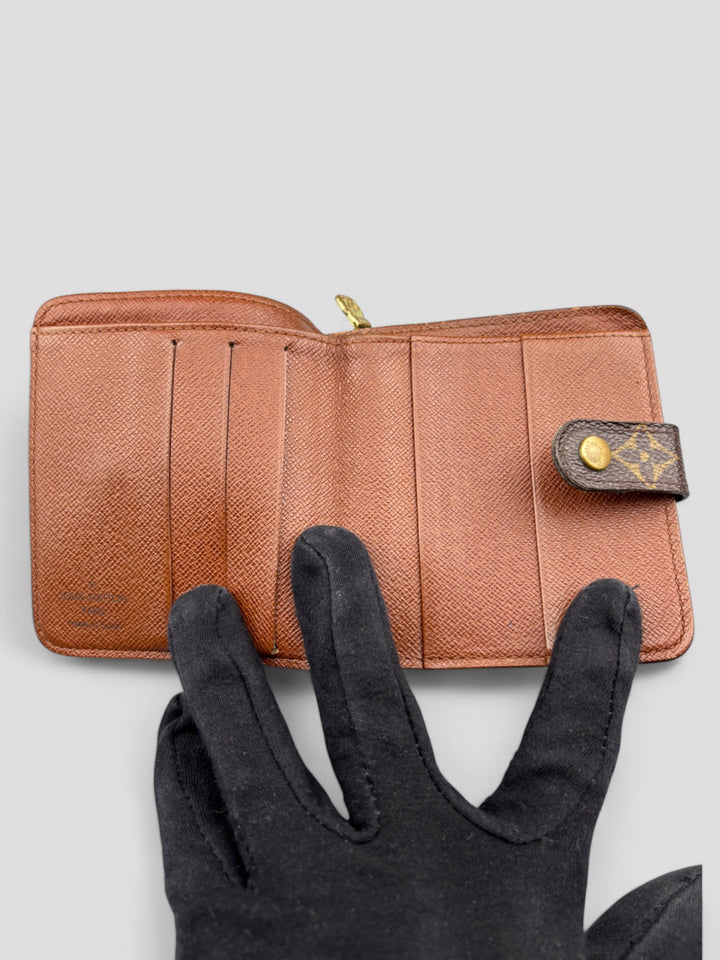 Louis Vuitton Compact Zip Portemonnaie in Monogram Canvas mit Reißverschluss, Druckknopf und durchdachter Innenaufteilung für Karten, Münzen und Geldscheine