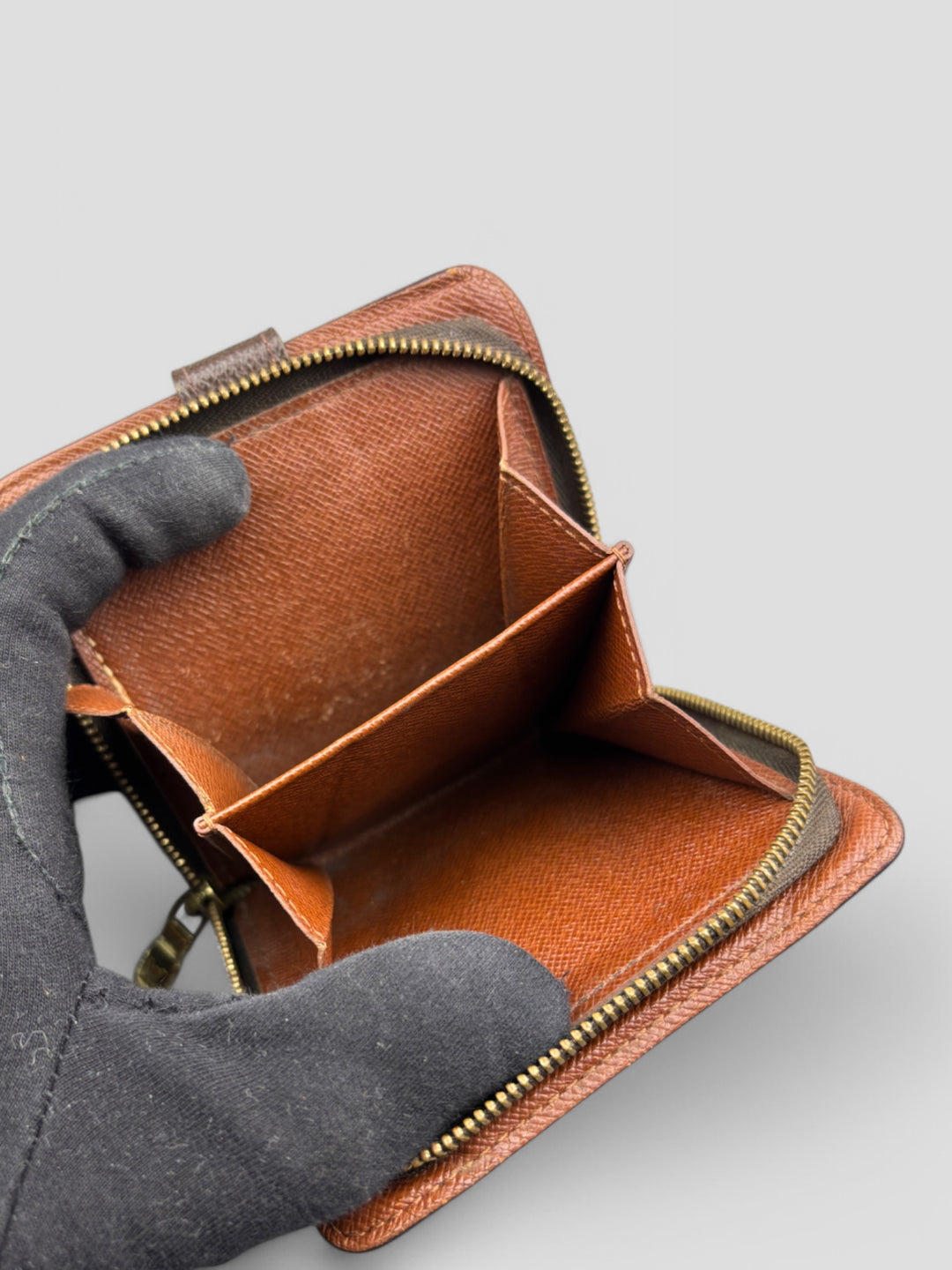 Louis Vuitton Compact Zip Portemonnaie in Monogram Canvas mit Reißverschluss, Druckknopf und durchdachter Innenaufteilung für Karten, Münzen und Geldscheine