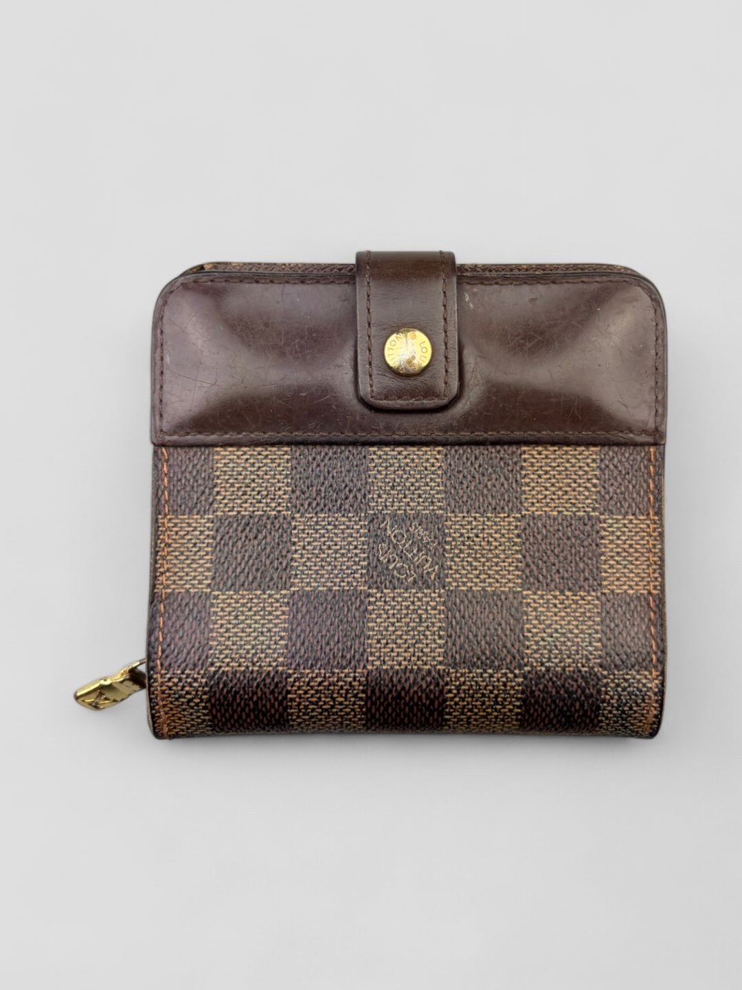 Louis Vuitton Damier Zip Portemonnaie aus klassischem Damier Canvas mit Druckknopfverschluss, Reißverschlussfach und kompaktem Design