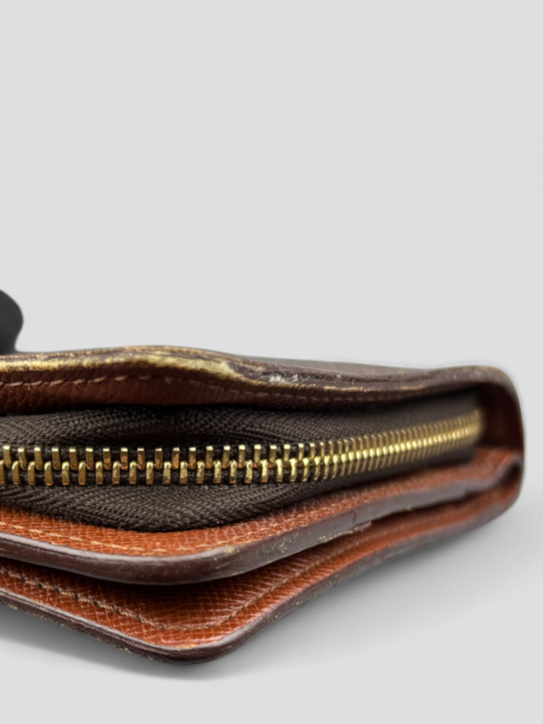 Louis Vuitton Geldbeutel im ikonischen Monogram Canvas mit Druckknopflasche und durchdachtem Innenraum für Karten und Münzen
