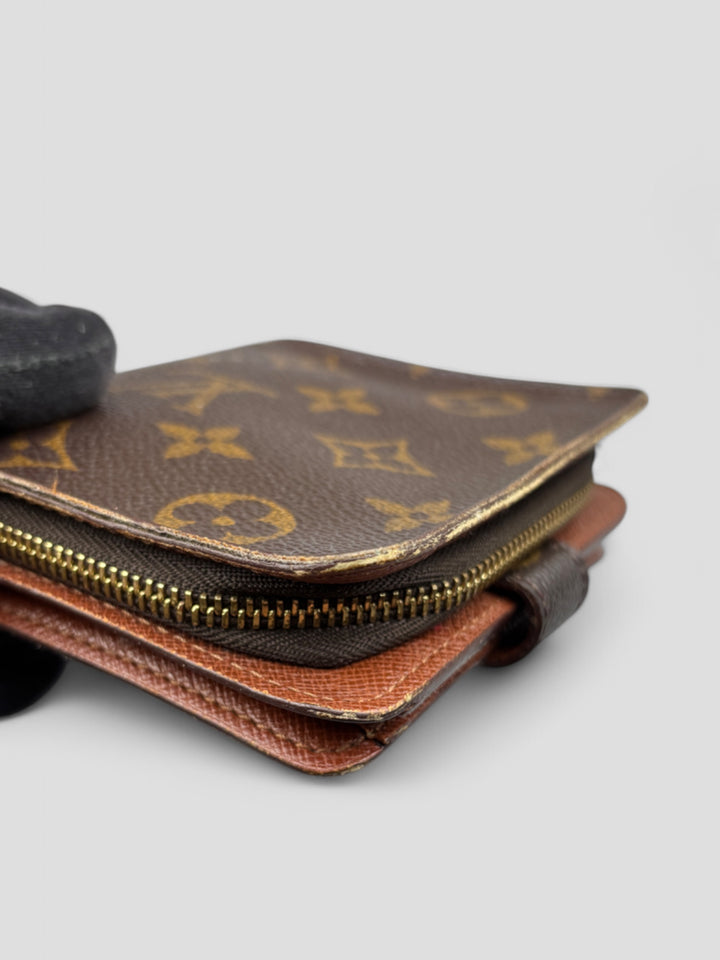 Louis Vuitton Geldbeutel im ikonischen Monogram Canvas mit Druckknopflasche und durchdachtem Innenraum für Karten und Münzen