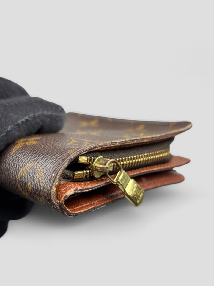 Louis Vuitton Geldbeutel im ikonischen Monogram Canvas mit Druckknopflasche und durchdachtem Innenraum für Karten und Münzen