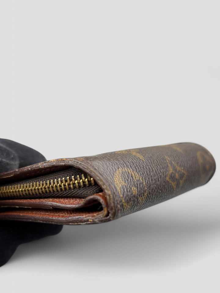 Louis Vuitton Geldbeutel im ikonischen Monogram Canvas mit Druckknopflasche und durchdachtem Innenraum für Karten und Münzen
