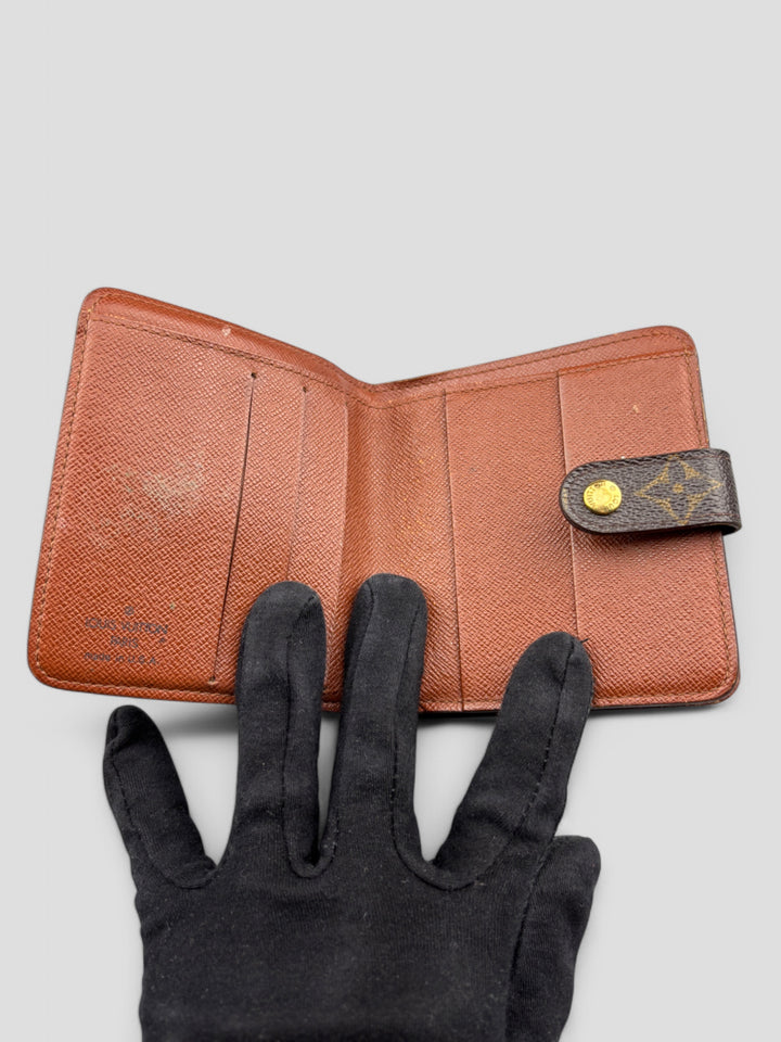 Louis Vuitton Geldbeutel im ikonischen Monogram Canvas mit Druckknopflasche und durchdachtem Innenraum für Karten und Münzen