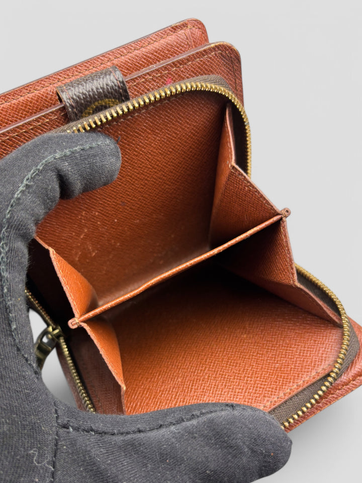 Louis Vuitton Geldbeutel im ikonischen Monogram Canvas mit Druckknopflasche und durchdachtem Innenraum für Karten und Münzen