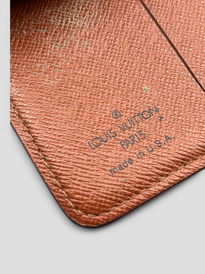 Louis Vuitton Geldbeutel im ikonischen Monogram Canvas mit Druckknopflasche und durchdachtem Innenraum für Karten und Münzen