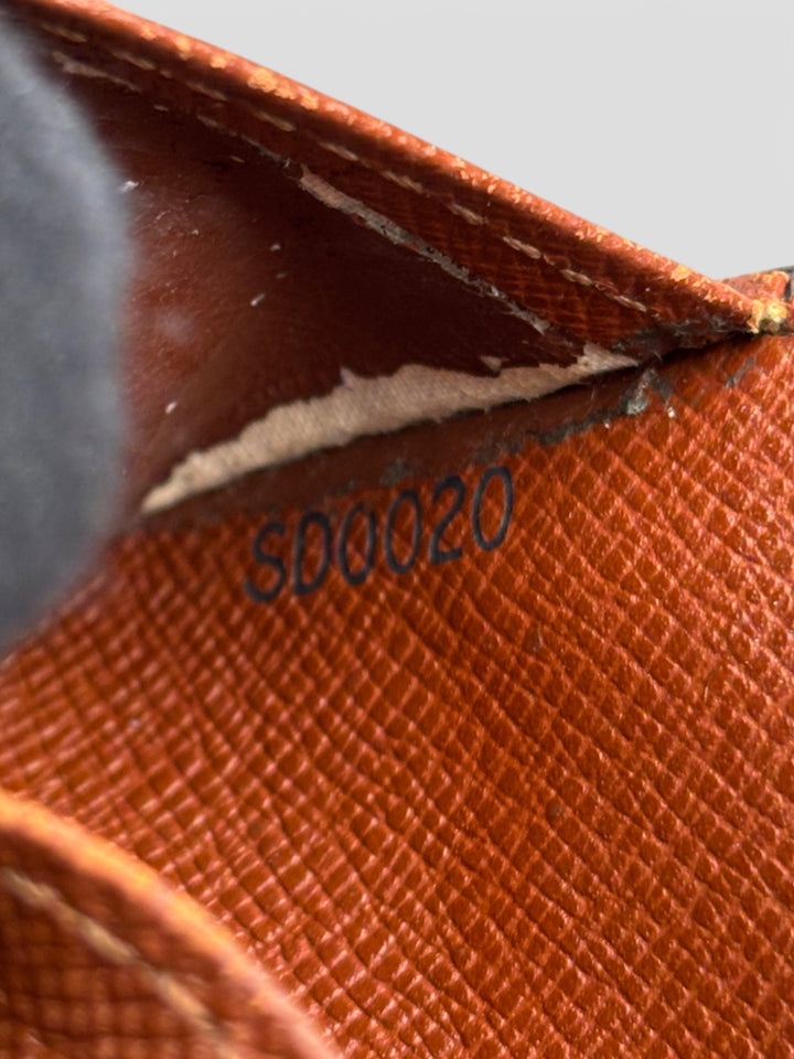 Louis Vuitton Geldbeutel im ikonischen Monogram Canvas mit Druckknopflasche und durchdachtem Innenraum für Karten und Münzen