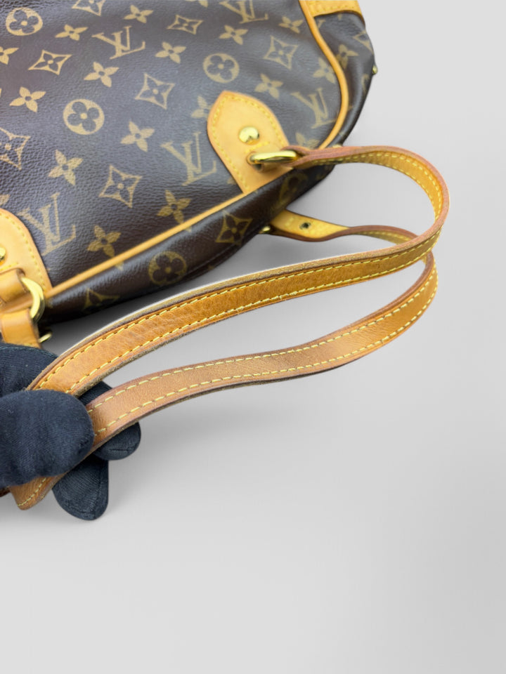 Louis Vuitton Montorgueil Schultertasche aus braunem Monogram Canvas mit cognacfarbenen Lederdetails, goldfarbenen Beschlägen und Louis Vuitton Gravur. Feminin und geräumig