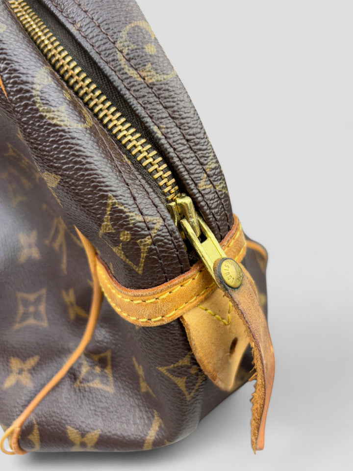 Louis Vuitton Montorgueil Schultertasche aus braunem Monogram Canvas mit cognacfarbenen Lederdetails, goldfarbenen Beschlägen und Louis Vuitton Gravur. Feminin und geräumig