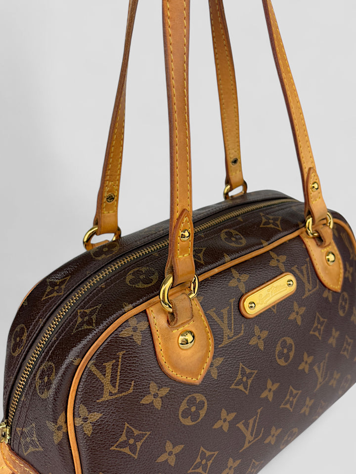 Louis Vuitton Montorgueil Schultertasche aus braunem Monogram Canvas mit cognacfarbenen Lederdetails, goldfarbenen Beschlägen und Louis Vuitton Gravur. Feminin und geräumig