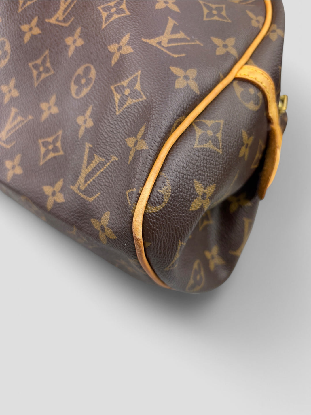 Louis Vuitton Montorgueil Schultertasche aus braunem Monogram Canvas mit cognacfarbenen Lederdetails, goldfarbenen Beschlägen und Louis Vuitton Gravur. Feminin und geräumig