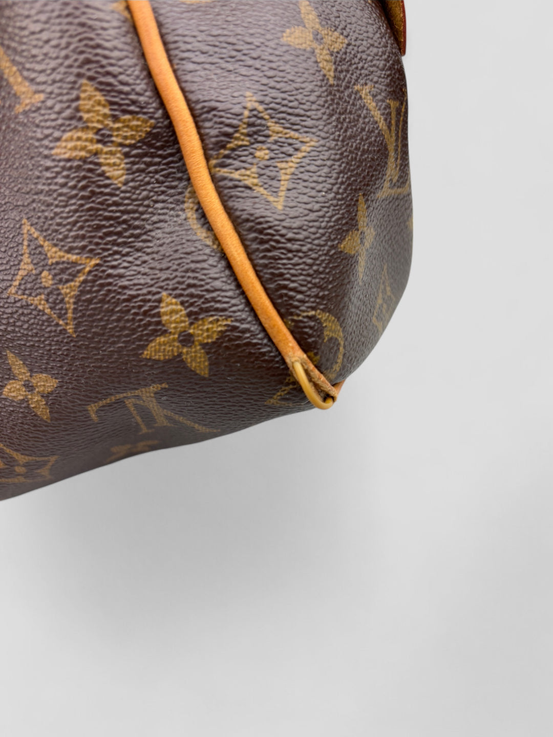 Louis Vuitton Montorgueil Schultertasche aus braunem Monogram Canvas mit cognacfarbenen Lederdetails, goldfarbenen Beschlägen und Louis Vuitton Gravur. Feminin und geräumig