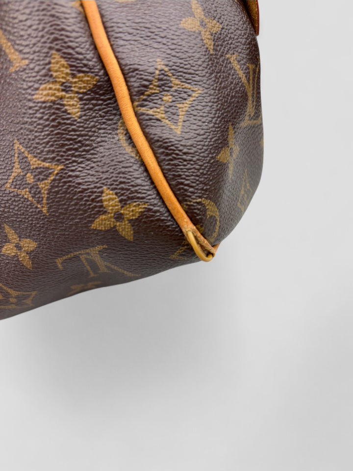 Louis Vuitton Montorgueil Schultertasche aus braunem Monogram Canvas mit cognacfarbenen Lederdetails, goldfarbenen Beschlägen und Louis Vuitton Gravur. Feminin und geräumig